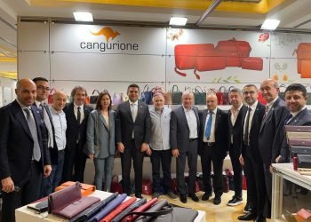 Турецкая кожа встретилась на ярмарке в Анталии